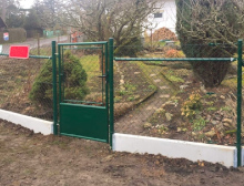 Montáž čtyřhranného pletiva a podhrabových desek – Plzeň Montáž čtyřhranného pletiva a podhrabových desek – Plzeň